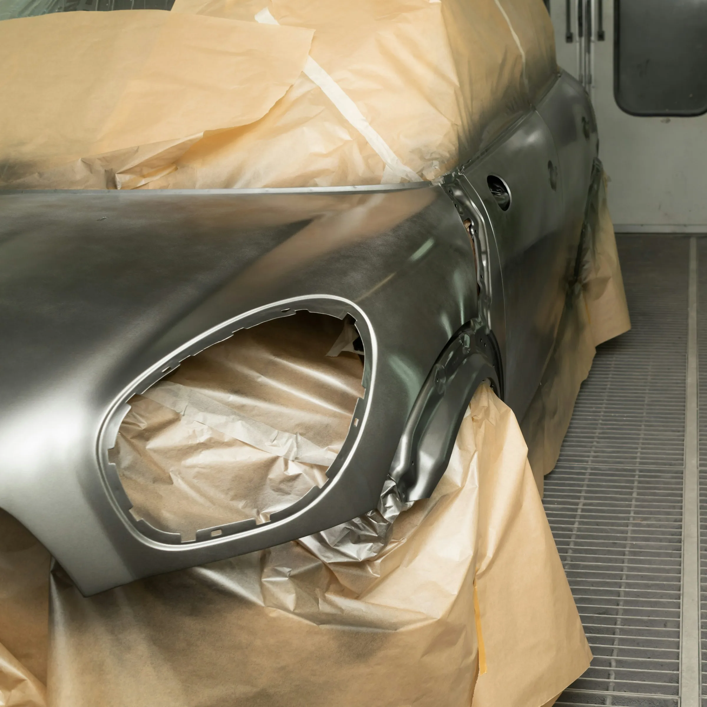 Pièce de carrosserie masquée avant la peinture.
